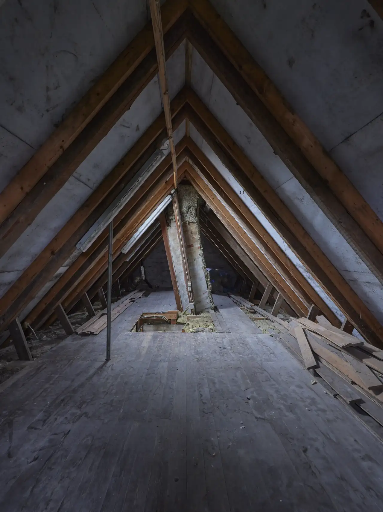 Renovierungsbedürftiger Spitzboden mit wenig Lichteinfall | VELUX Magazin