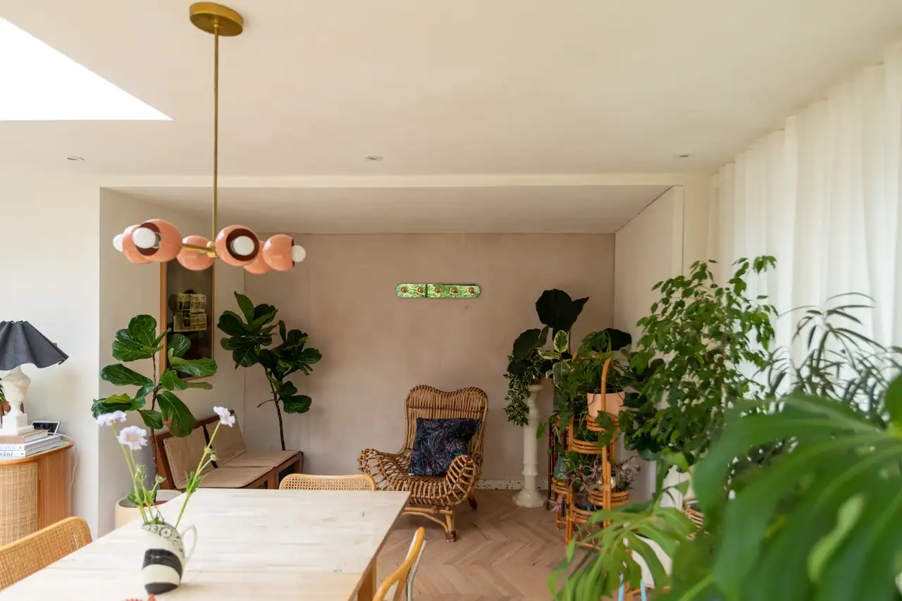 luminaire années 70 dans un salon vintage