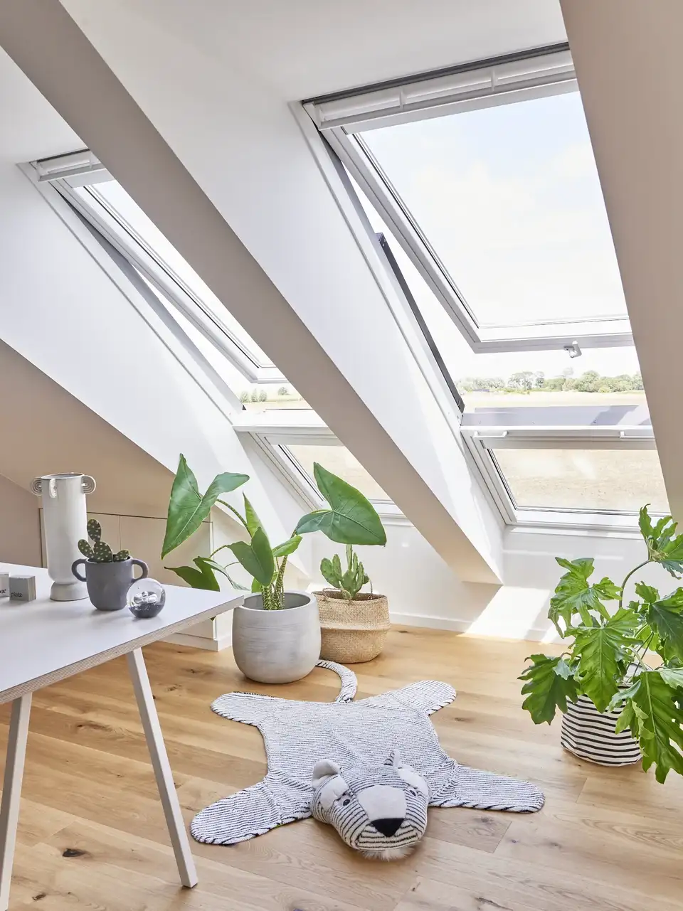 fenêtres de toit VELUX en mode ventilation dans une pièce