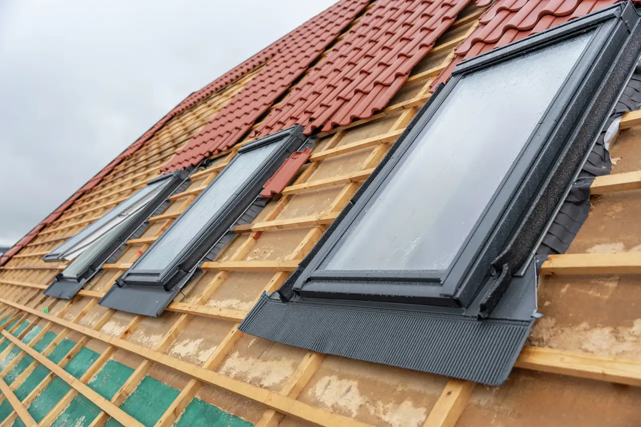 Instalação de janelas de telhado VELUX durante a substituição de um telhado