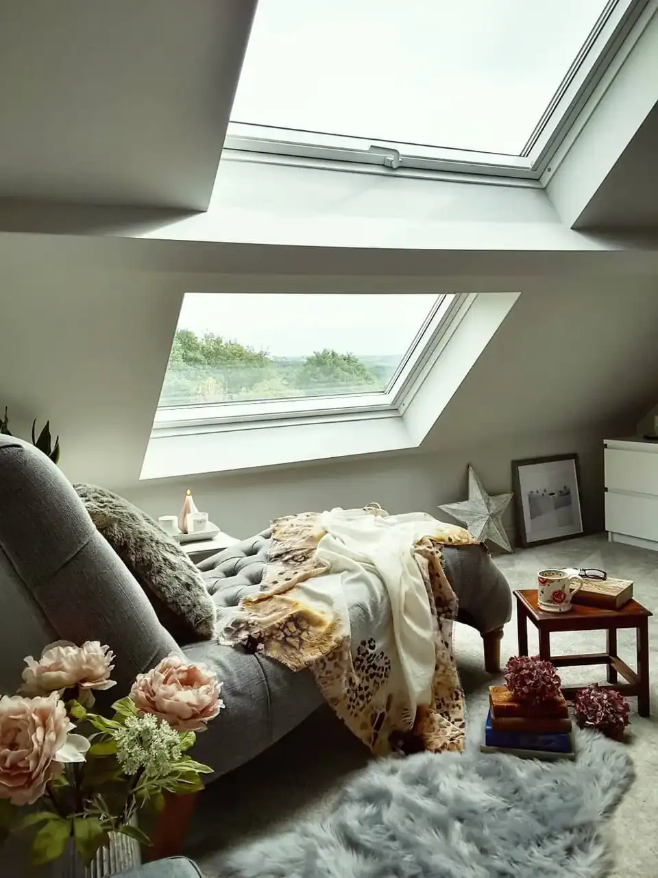 méridienne et plaids dans une chambre sous les toits