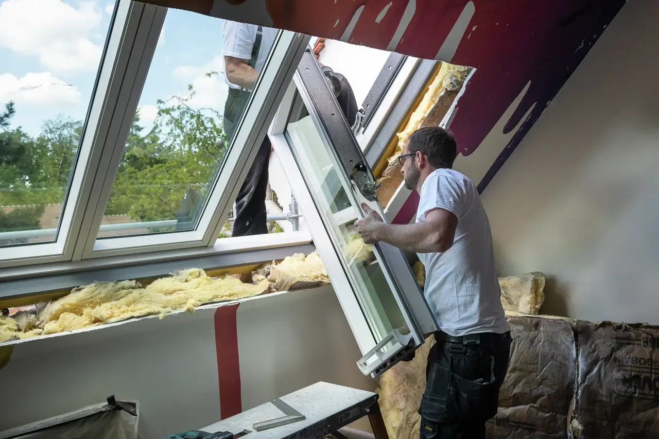 "Mannen die dakisolatiewerkzaamheden uitvoeren."  