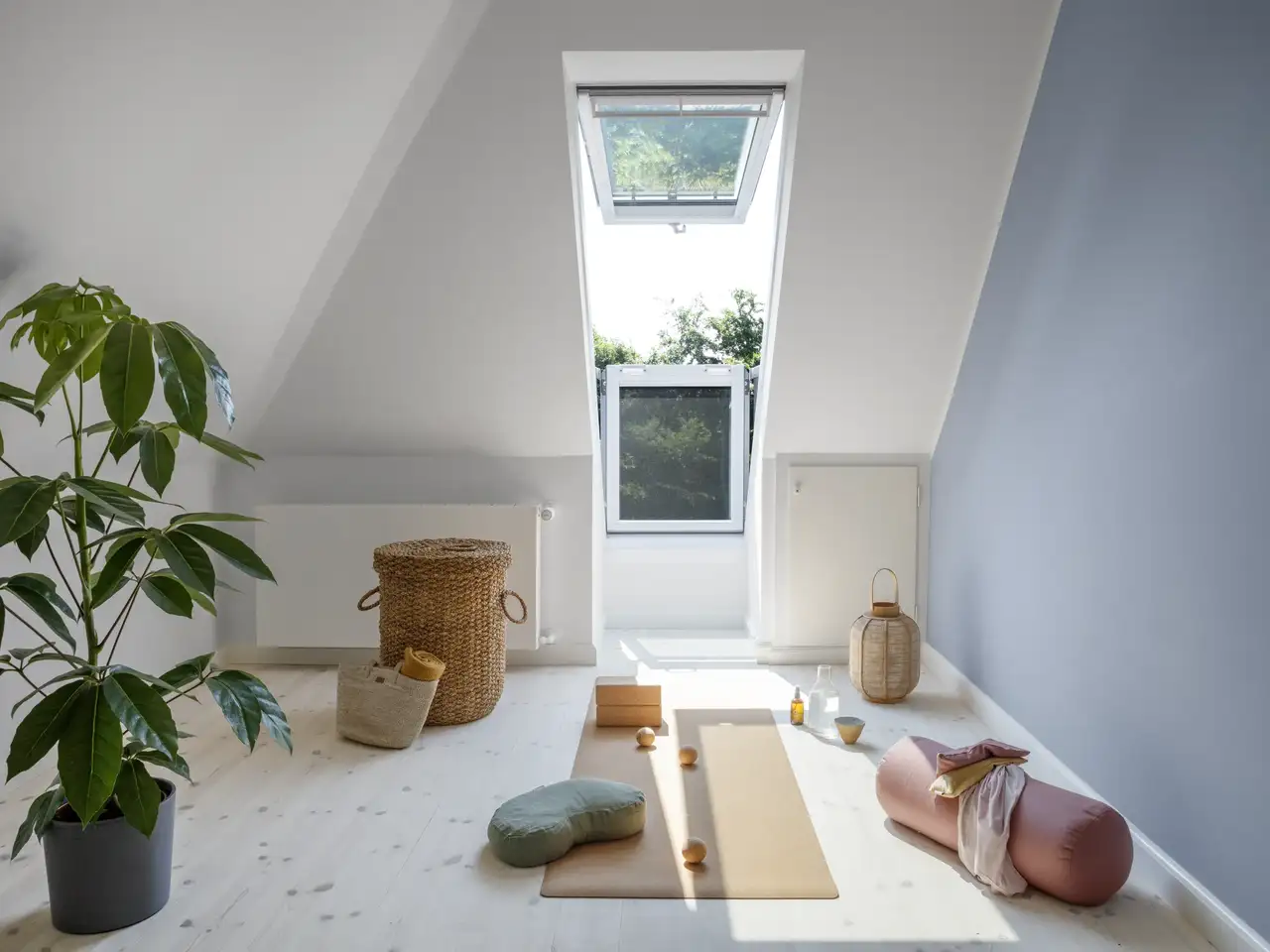 Balcone aperto sul tetto adiacente alla sala fitness con attrezzature per lo yoga | Rivista VELUX