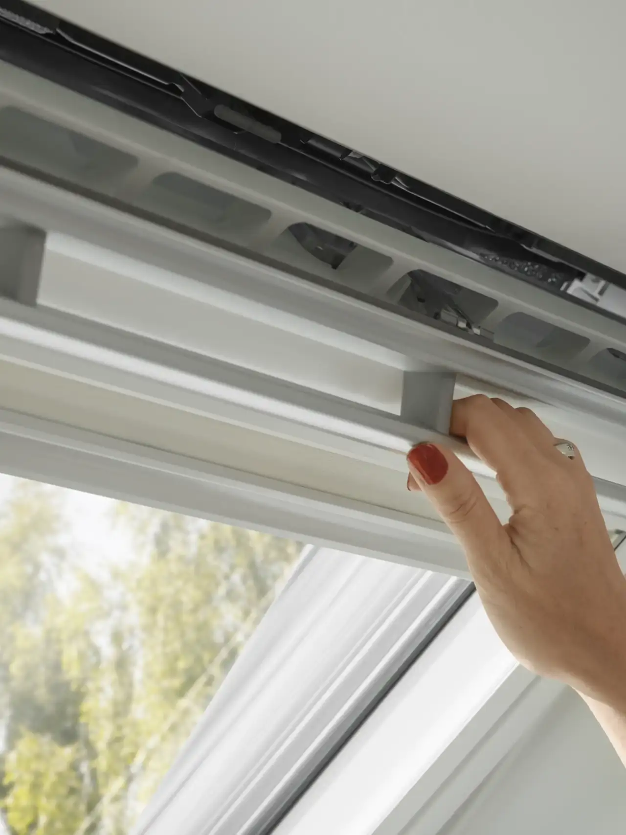 Detalle de la barra de accionamiento y ventilación de una ventana para tejados VELUX
