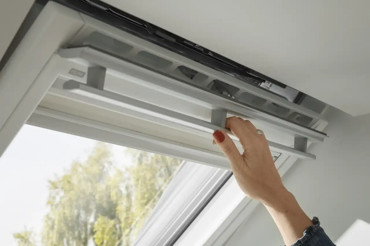 Détail de la barre de manœuvre et d’aération d’une fenêtre de toit VELUX.  