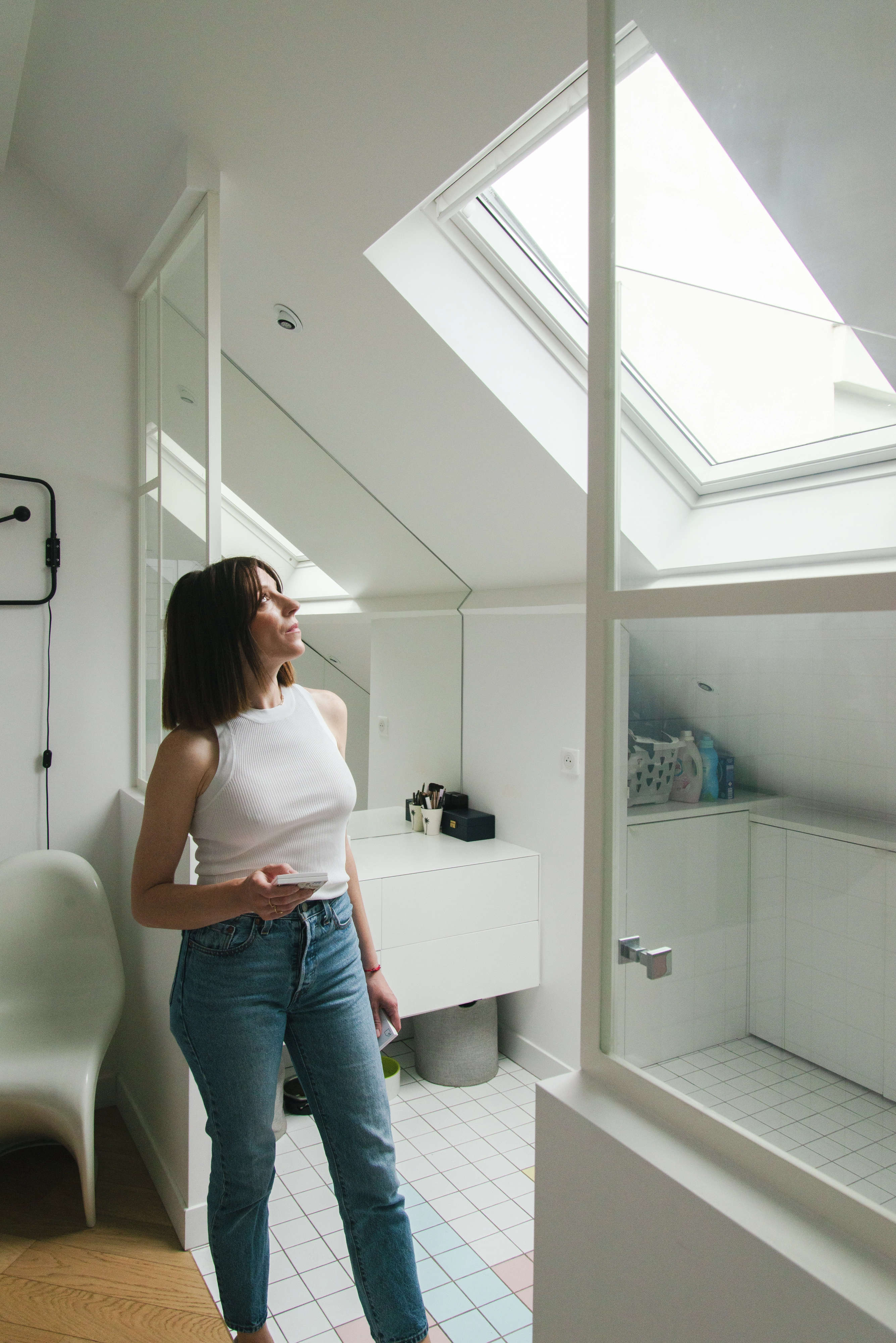 Atvērts vannas istabas dizains, kas pārpludināts ar dabisko dienas gaismu