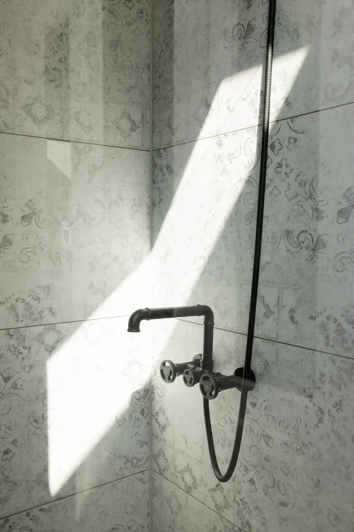 Moderni tuš sa metalnim akcentima i mat crnim tuš fitingom. | VELUX 