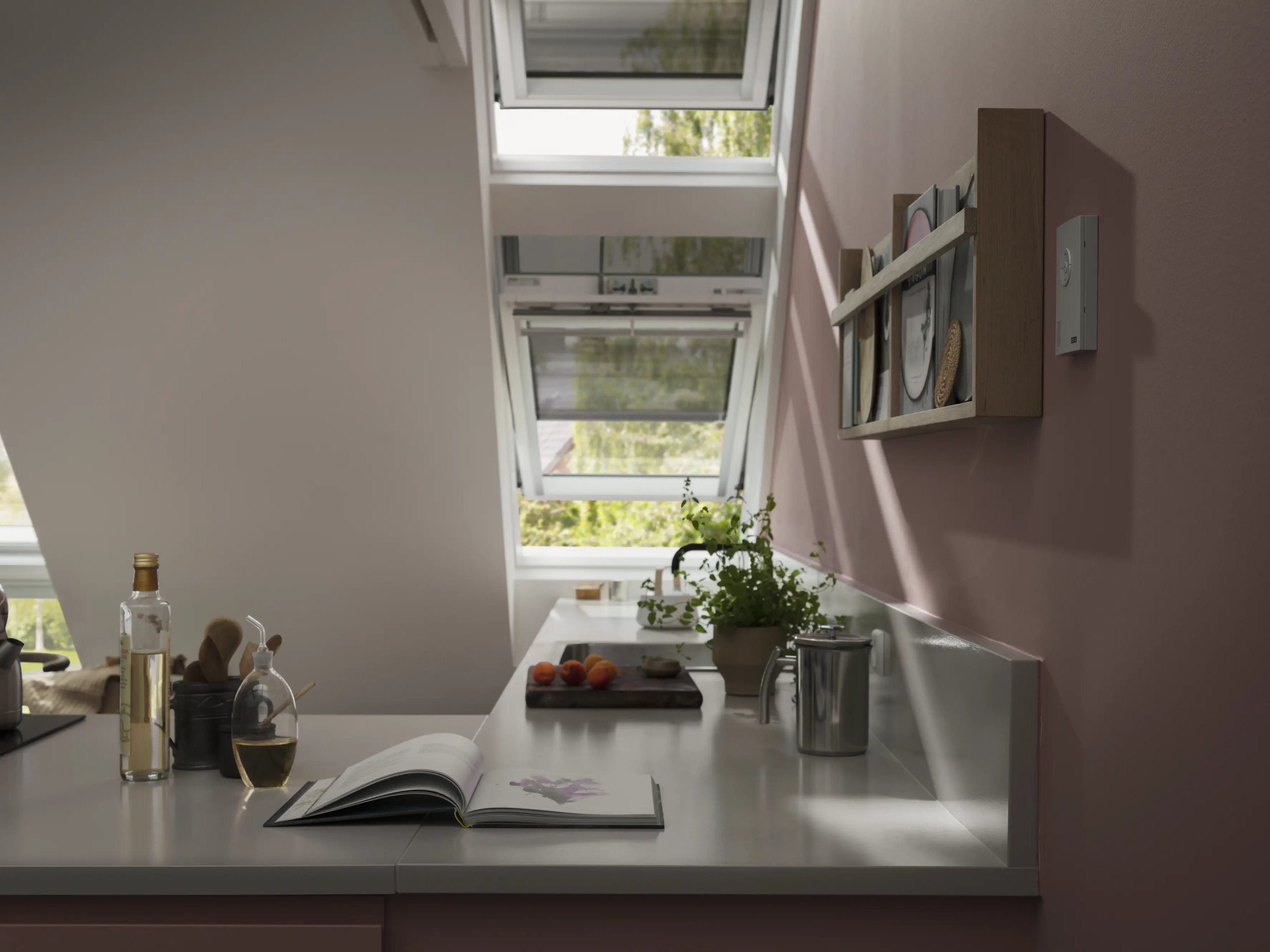 Cocina en espacio abuhardillado con ventanas de tejado con toldo 