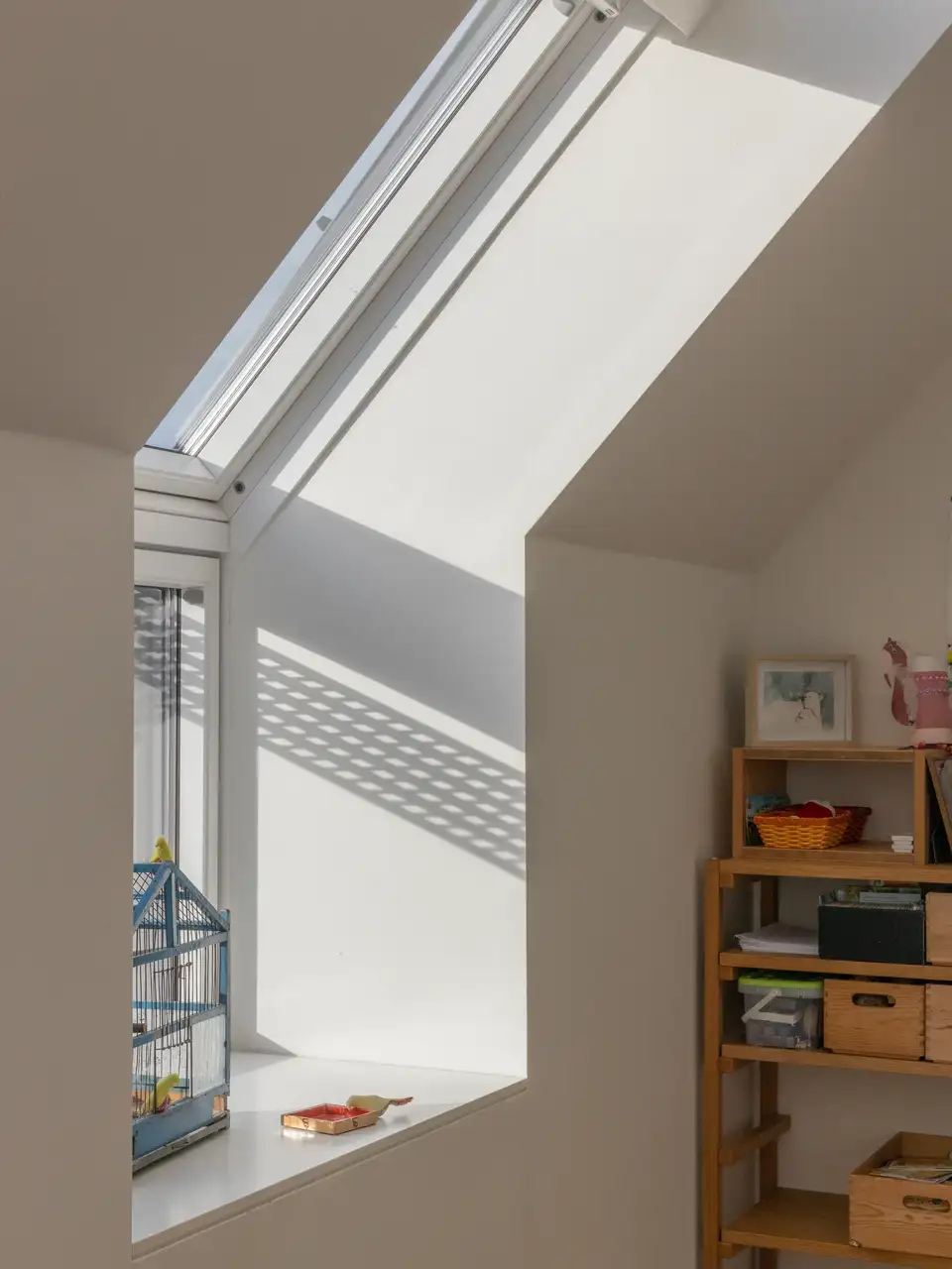 Fenêtre de toit VELUX dans une chambre d’enfant sous les combles. 