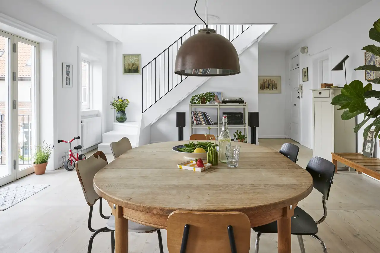 Ovaler Holztisch mit Stühlen im Retro-Look | VELUX Magazin