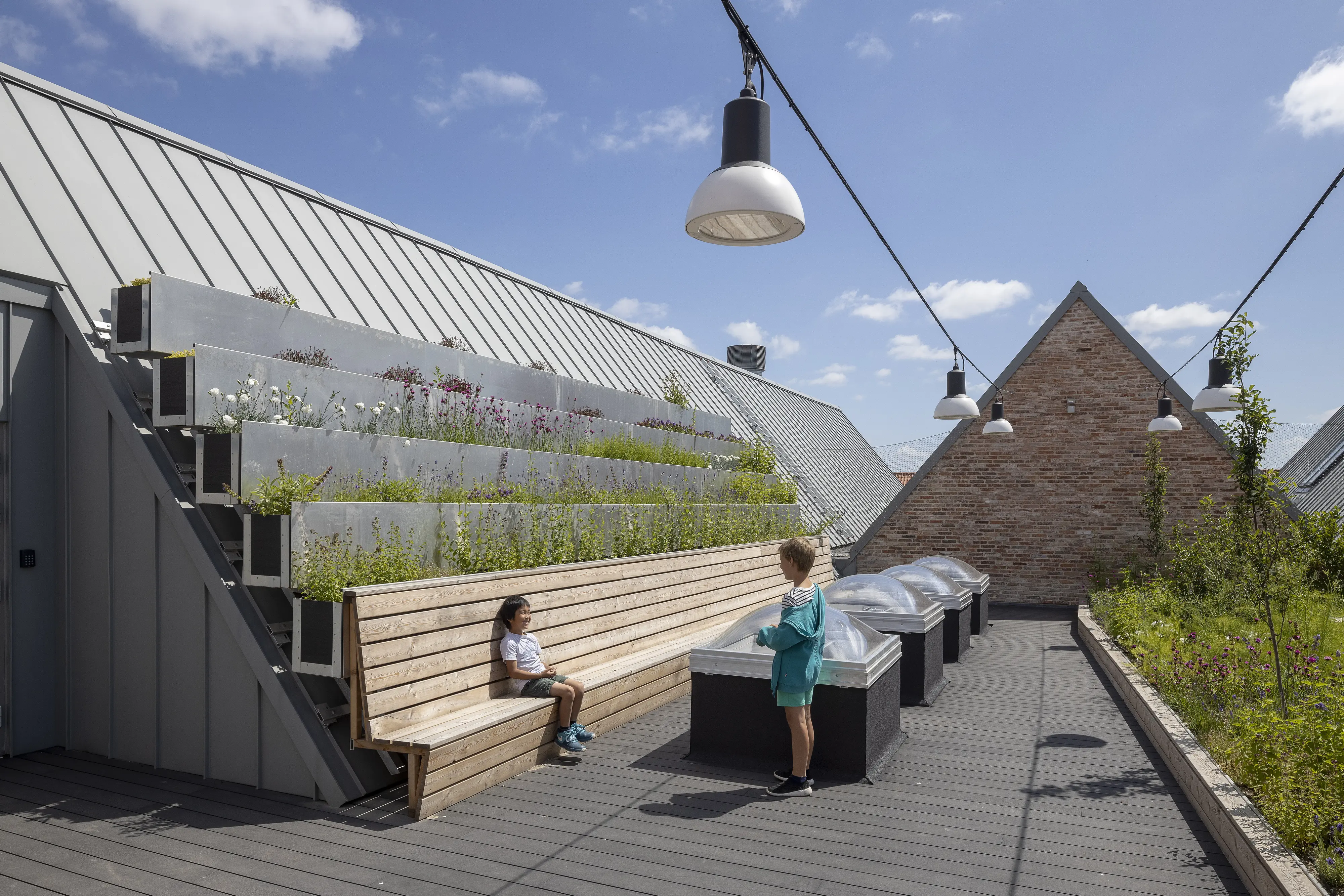 Grøndalsvængets school in Copenhagen - VMS Northlight and Domex Domes (160 grader akrylovenslys)