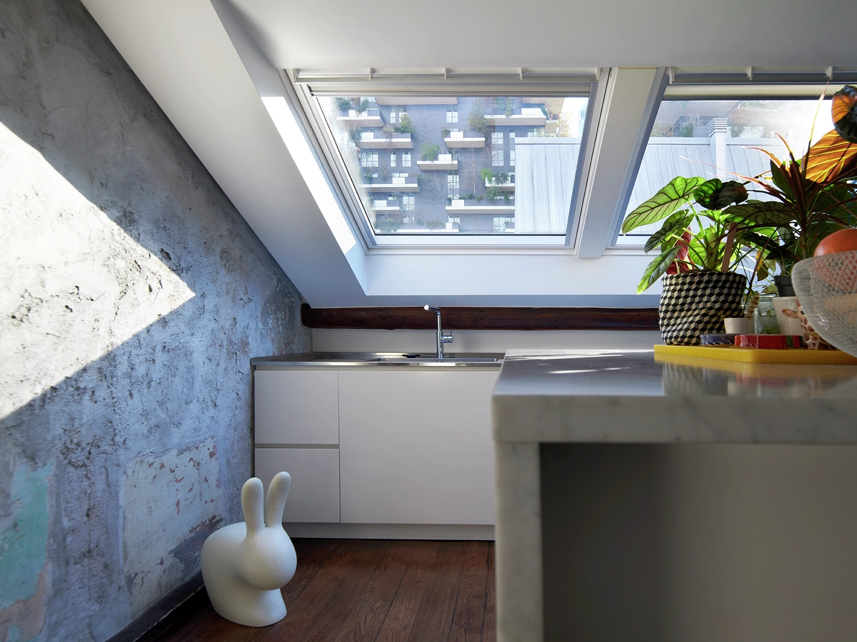 cucina moderna in mansarda illuminata da due finestre per tetti VELUX affiancate