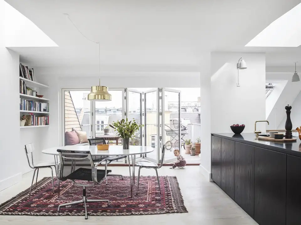 Eetruimte met open balkon, moderne meubels en een helder interieur.