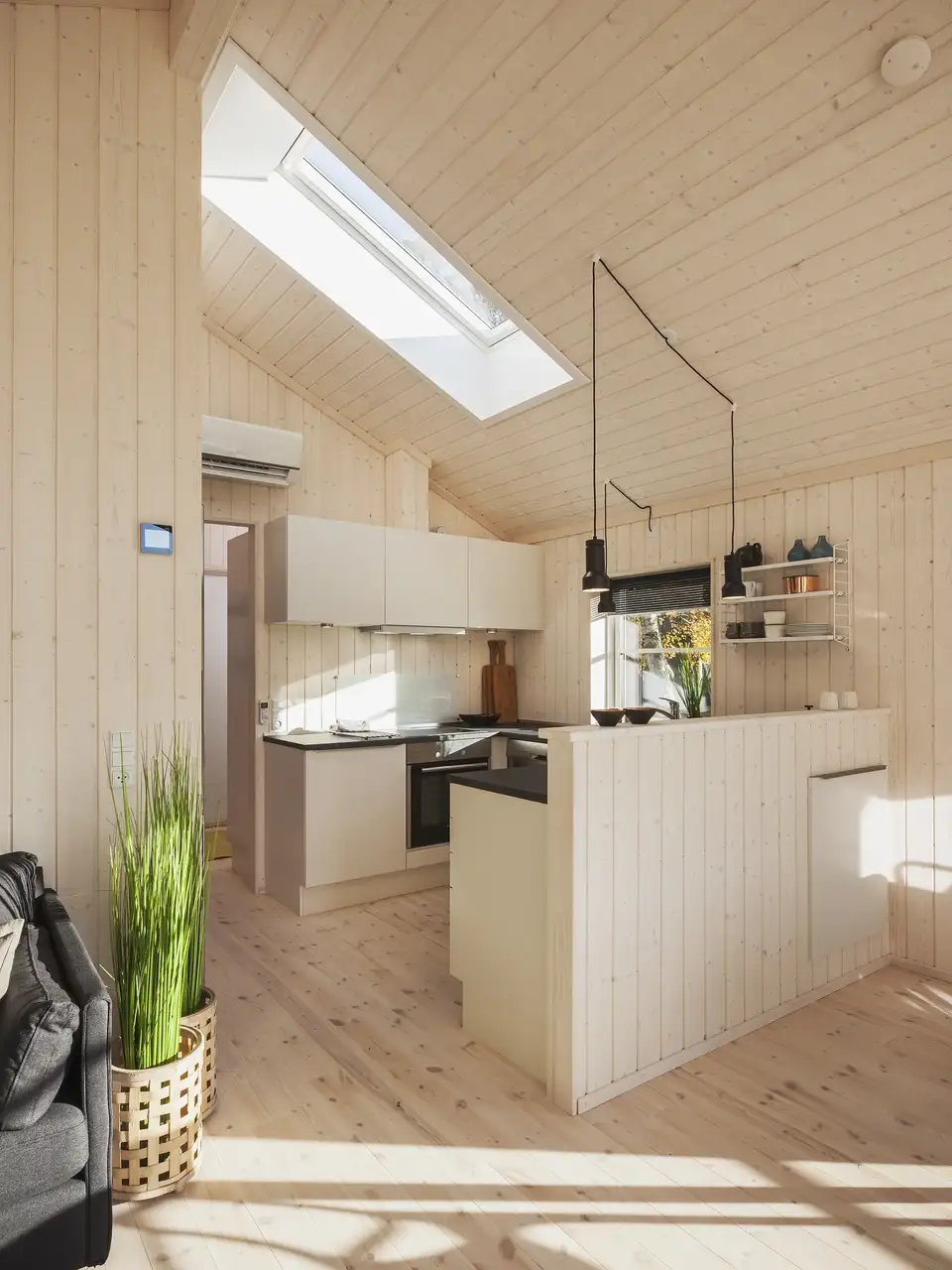 Lyst træinteriør i sommerhus med ovenlysvindue