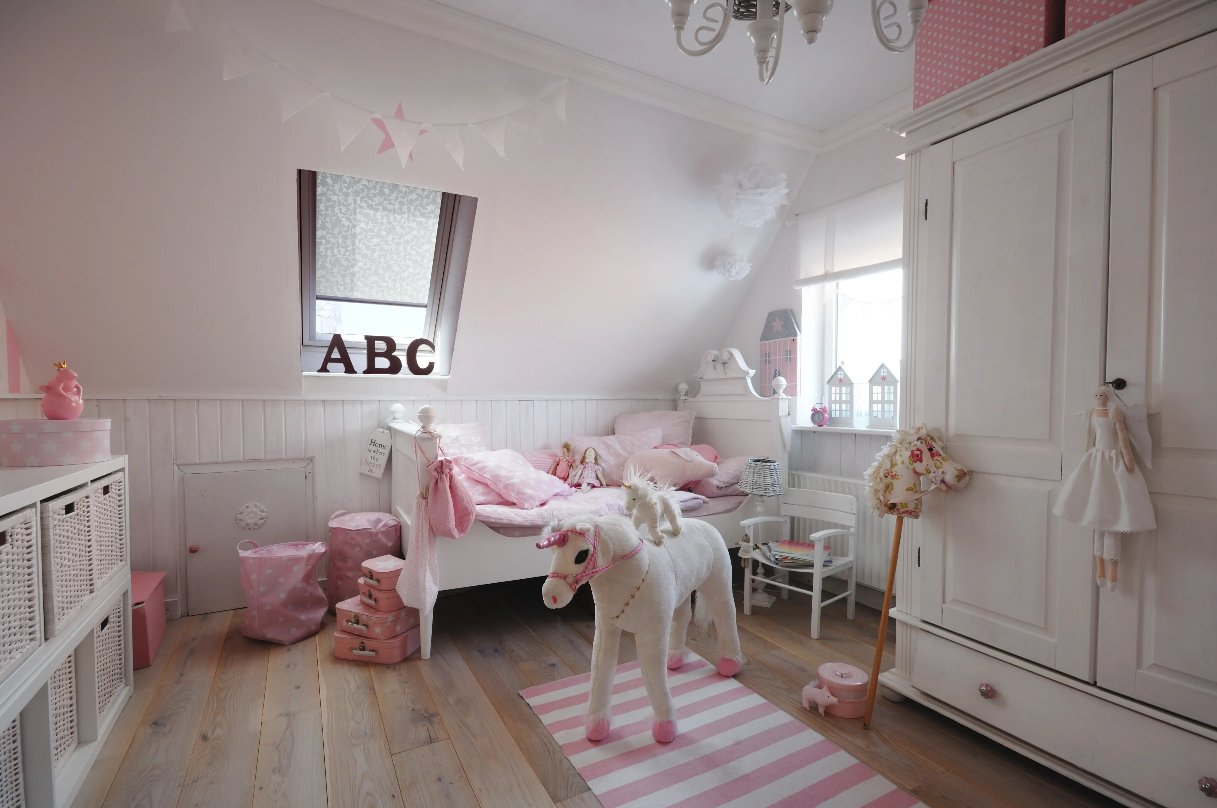 Mädchenzimmer mit Fassaden- und Dachfenster | VELUX Magazin