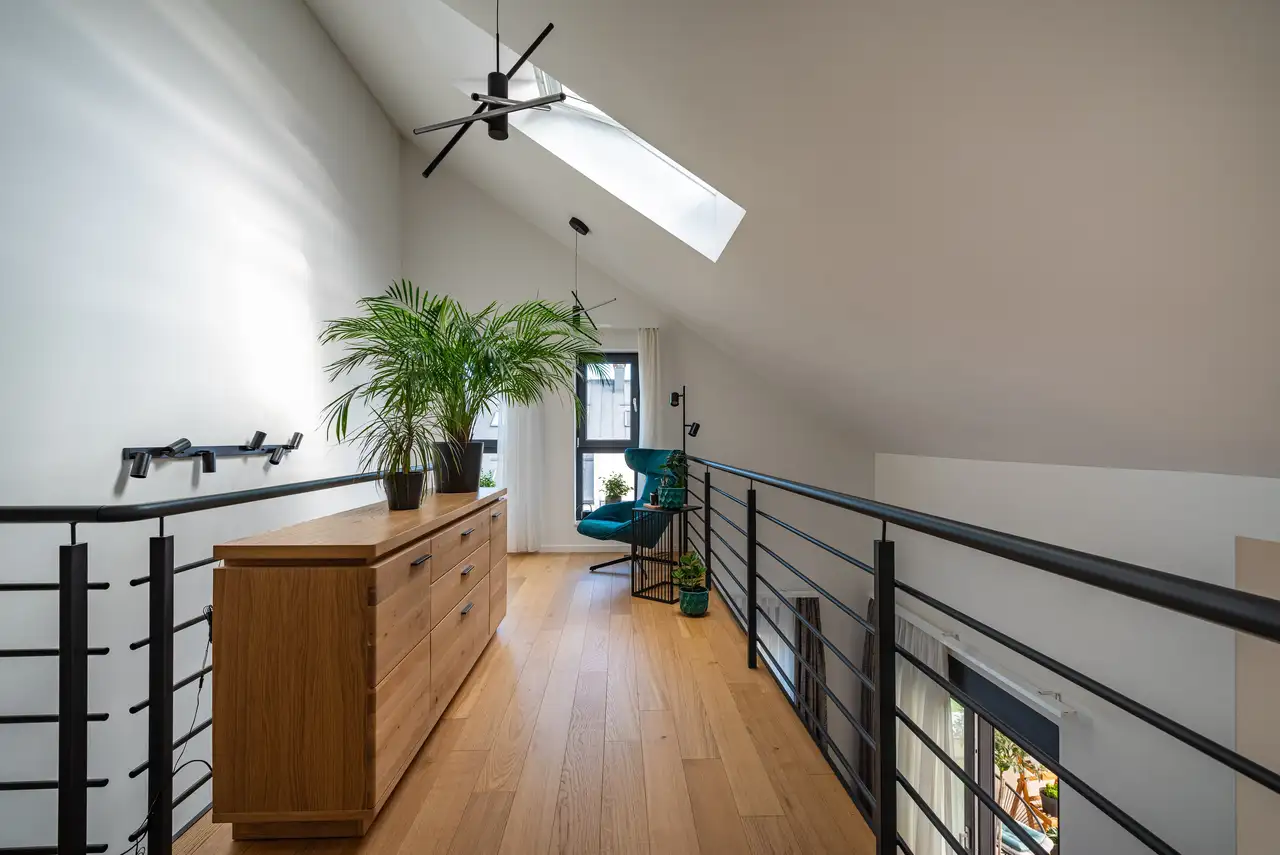 От тъмно към светло: Дом, преобразен с покривни прозорци