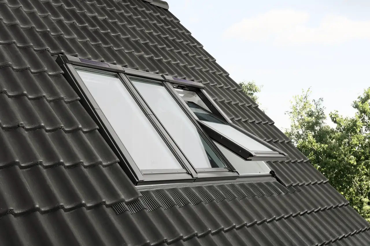 Janela solar VELUX fotografada do exterior.