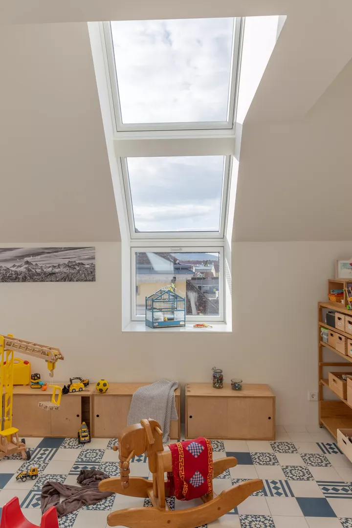 Kinderzimmer mit Spielzeug und einem VELUX Dachflächenfenster, das für natürliches Licht sorgt.