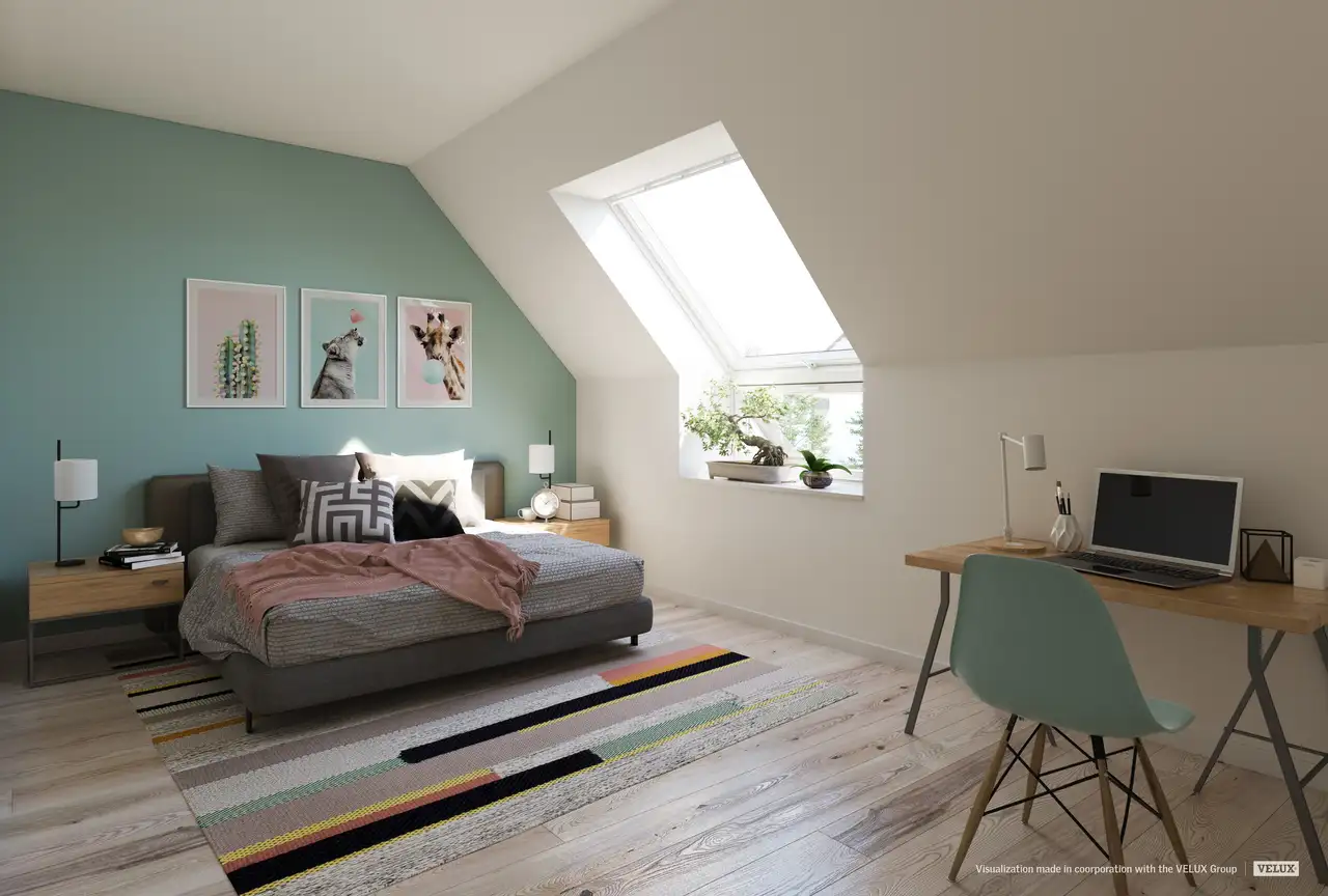 Chambre avec mur d’accent vert d’eau et fenêtres de toit apportant lumière naturelle.