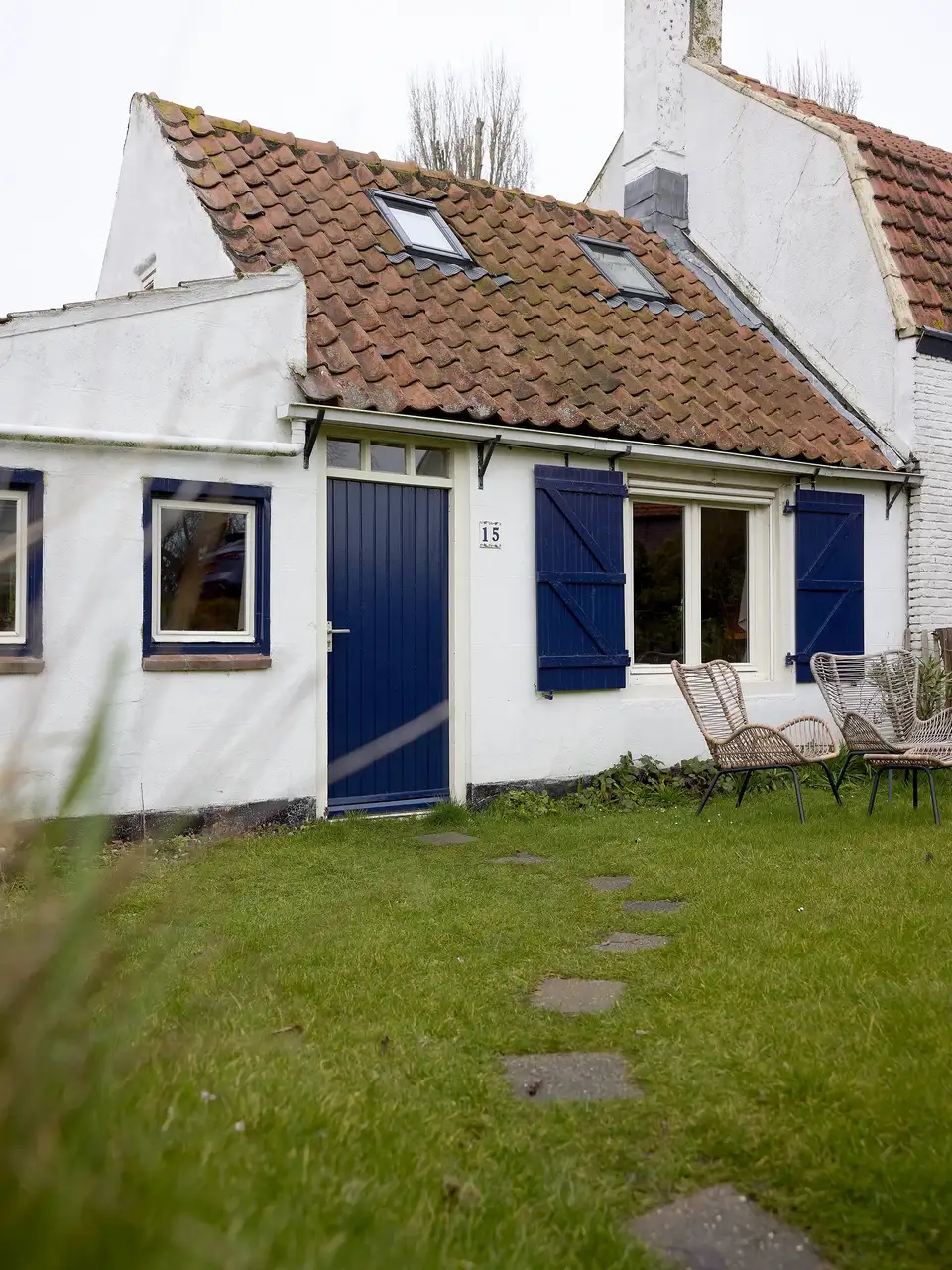 Casa antigua en el campo con ventanas de tejado 