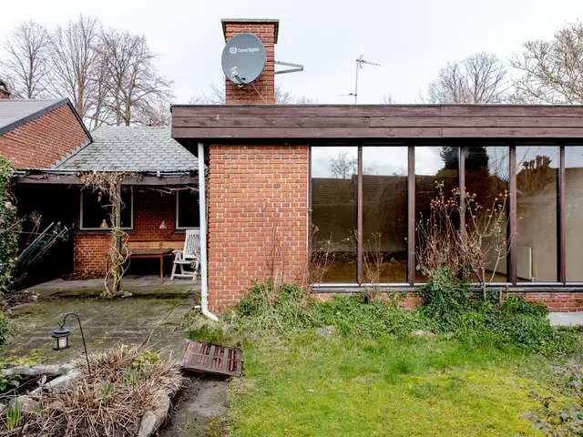 Facaderenovering af 60-70'er villa med ovenlysvindue