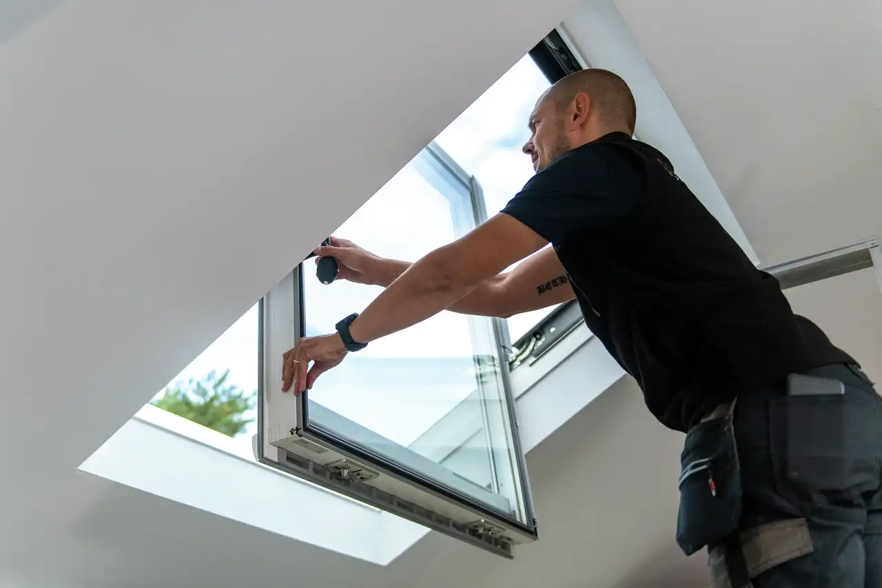 Montážní firma VELUX provádí údržbu střešního okna