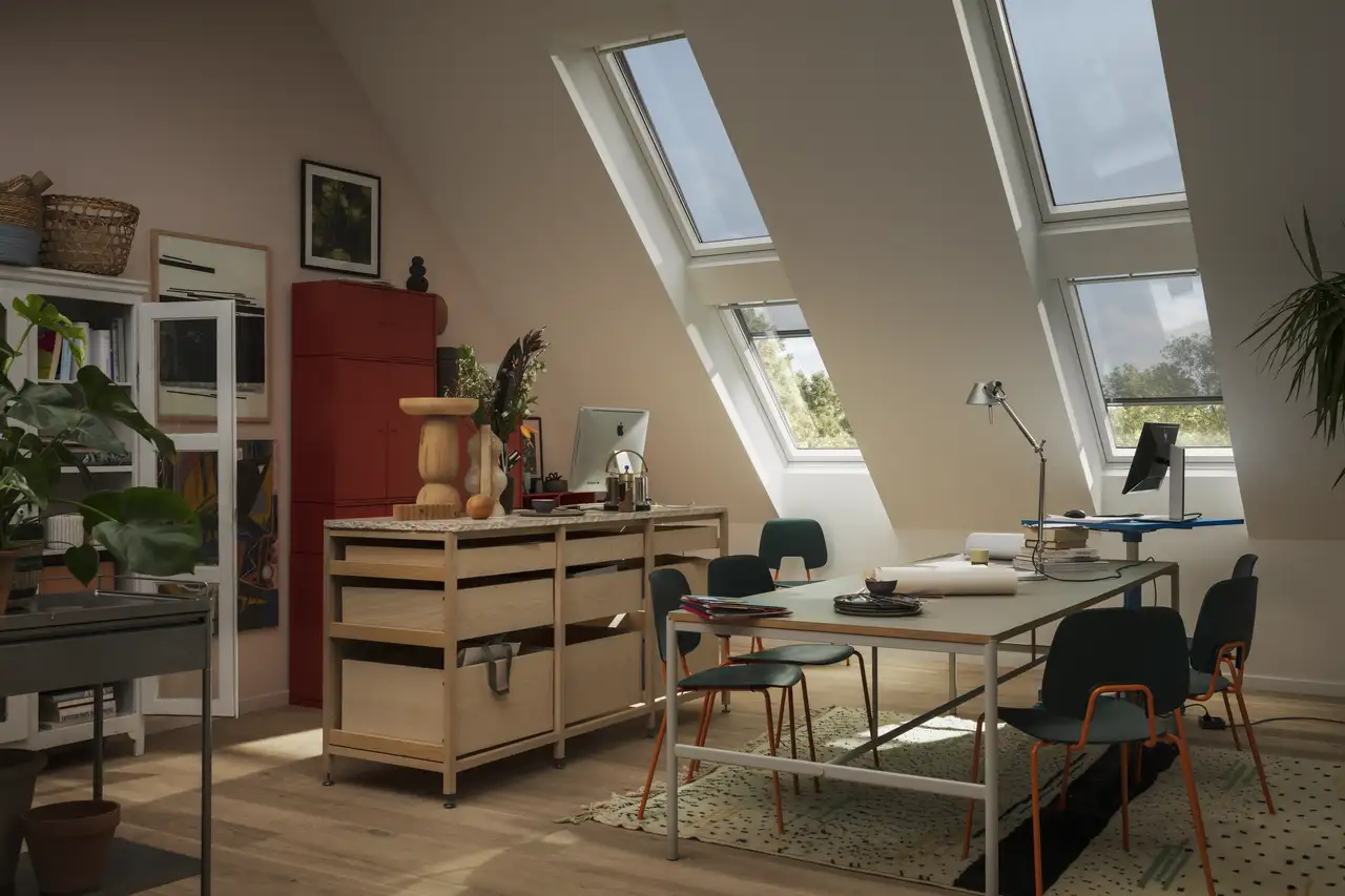 Salon sous les combles avec fenêtres de toit équipées de stores extérieurs. 