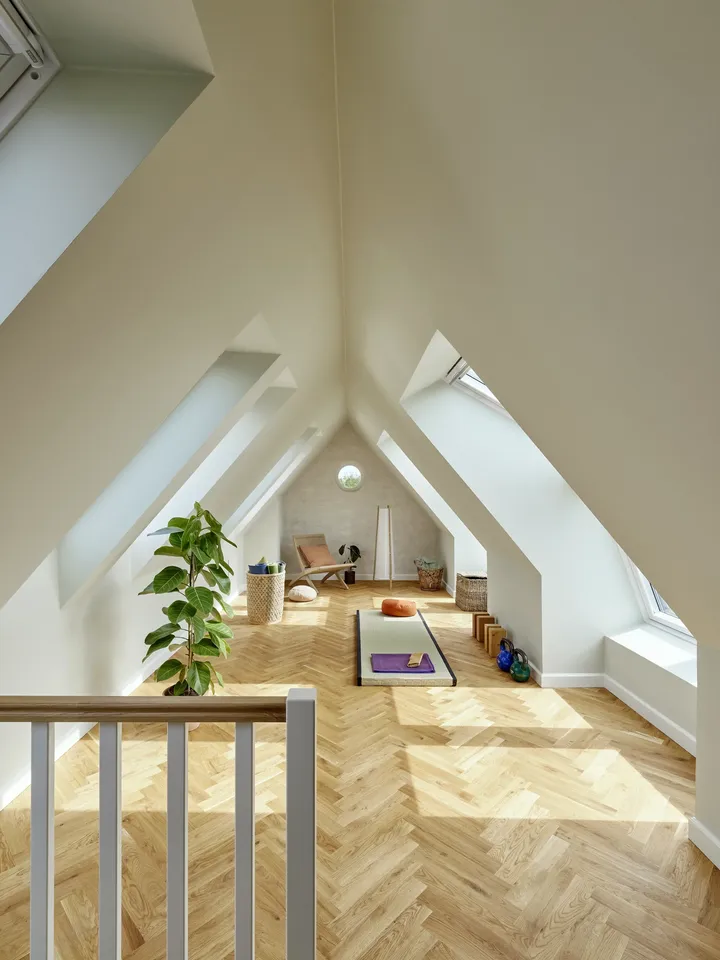 Renovierter Spitzboden mit Galerie und Dachfensterfronten | VELUX Magazin