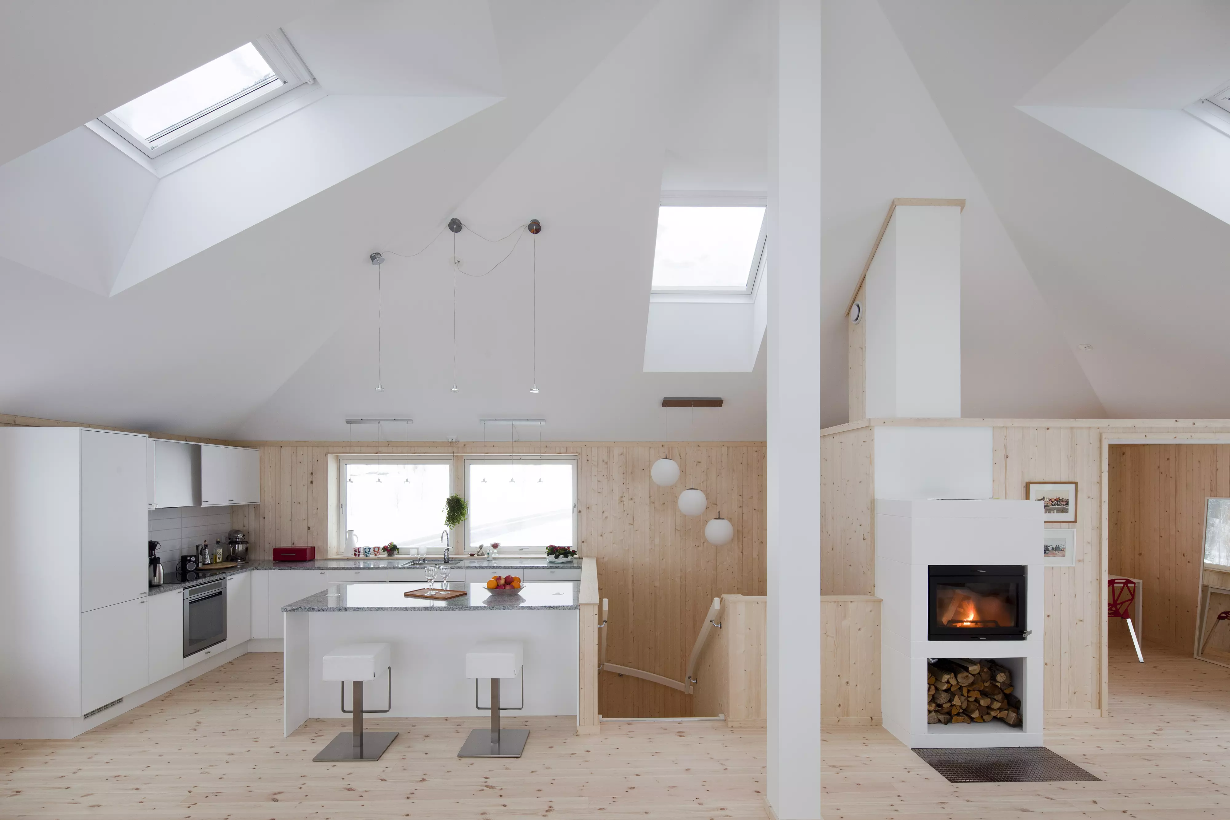 Potkrovlje s kosim stropom, VELUX krovnim prozorima i modernim dizajnom