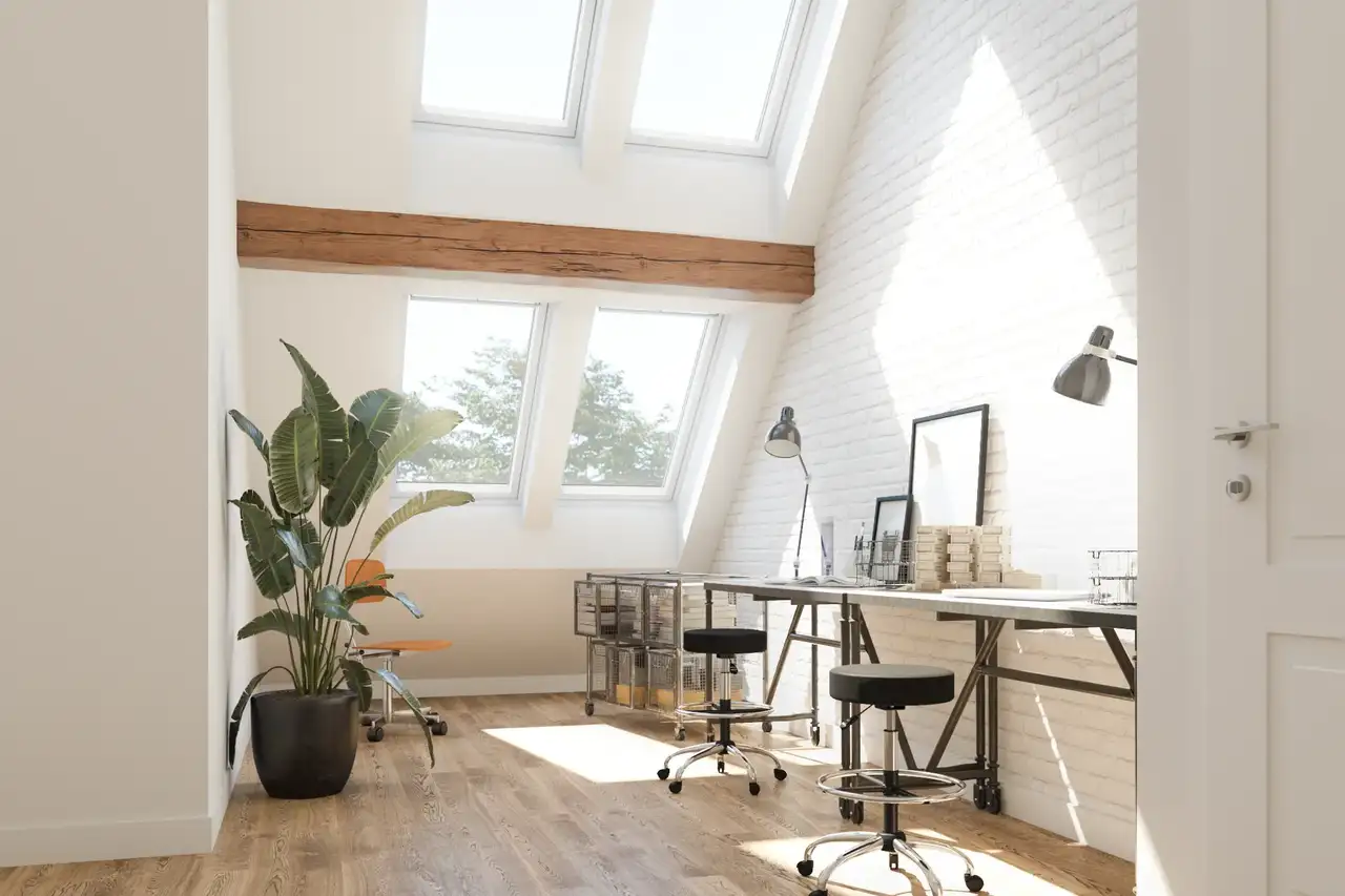 Helles Homeoffice unter der Dachschräge mit Dachfensterfront und Tageslichteinfall | VELUX Magazin