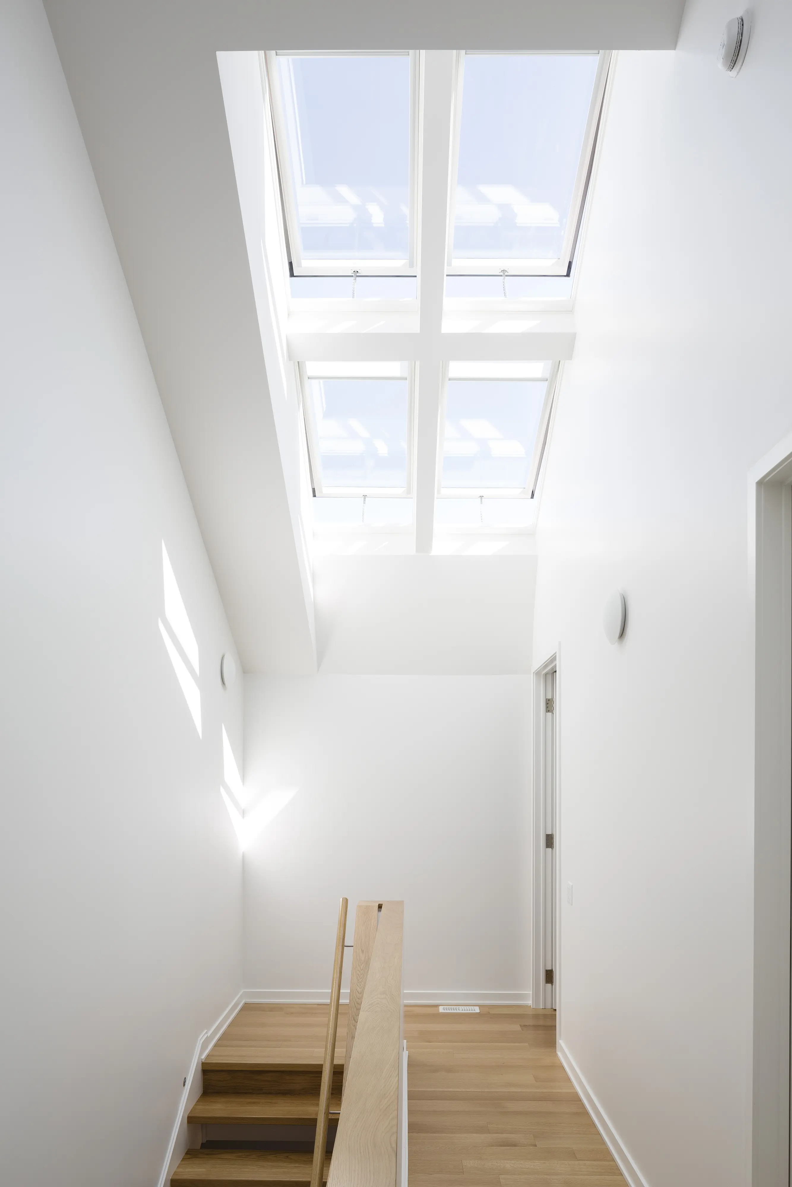 Palier cu tavan înclinat și ferestre de mansardă VELUX, luminos și aerisit.