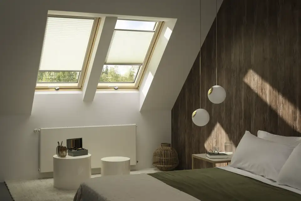 Chambre feng shui avec fenêtres de toit VELUX et stores plissés tamisants