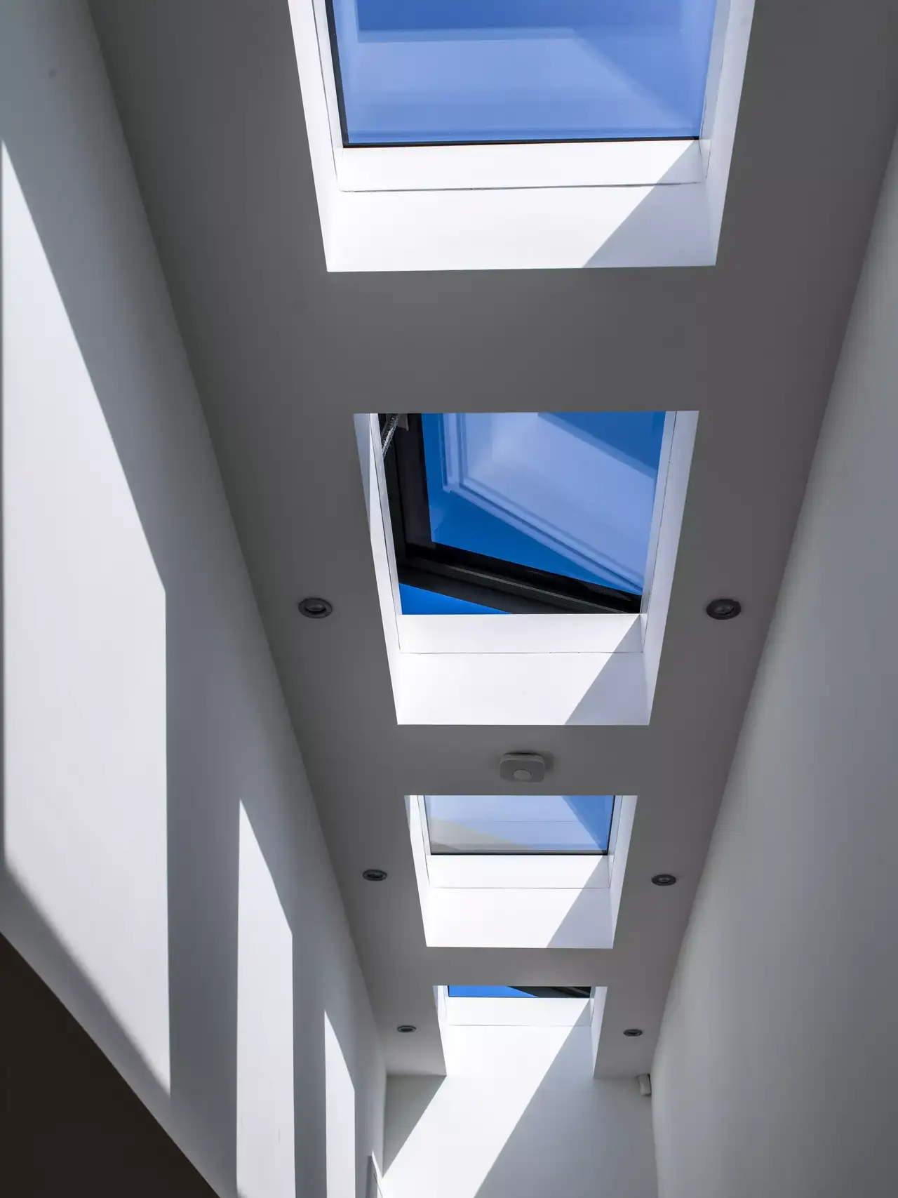 Moderner Flur mit natürlichem Licht von mehreren VELUX Dachflächenfenstern.