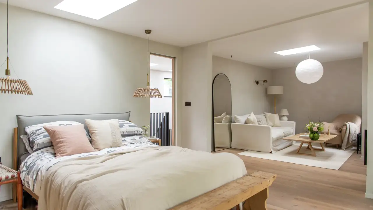 Camera da letto con e zona giorno adiacente con luce naturale in ingresso da due finestre per tetti piani VELUX.