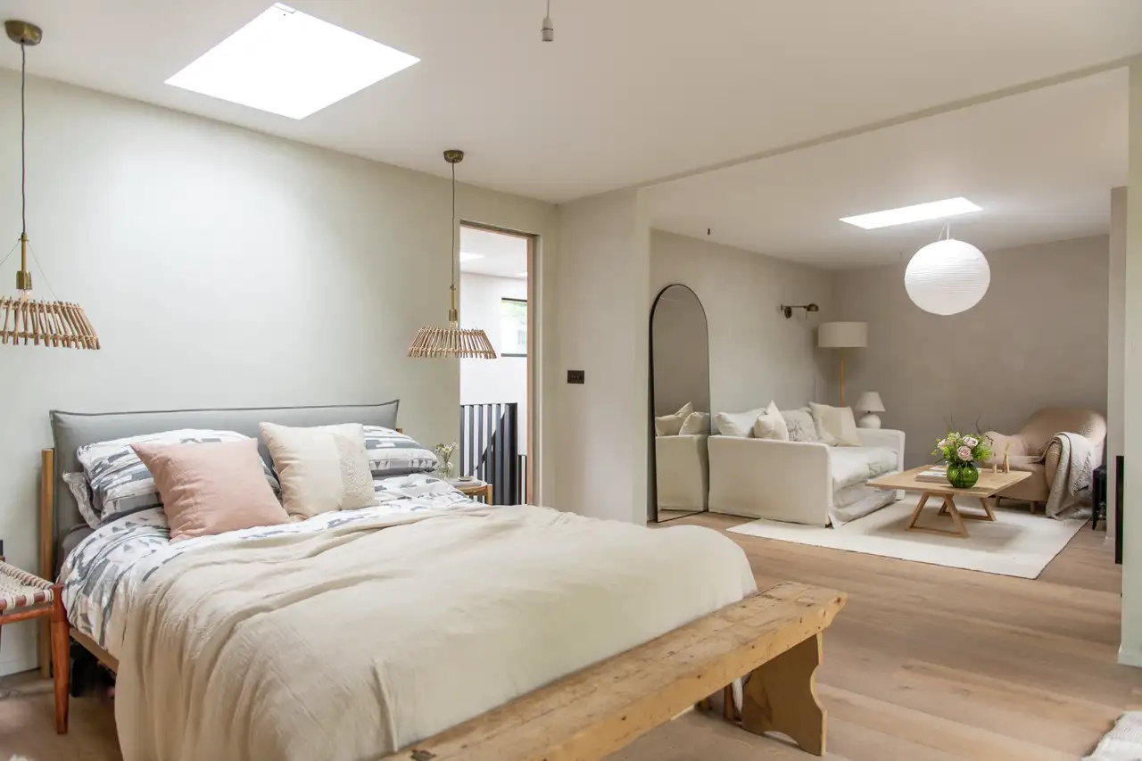Schlafzimmer mit Dachfenster und heller Farbgestaltung | VELUX Magazin