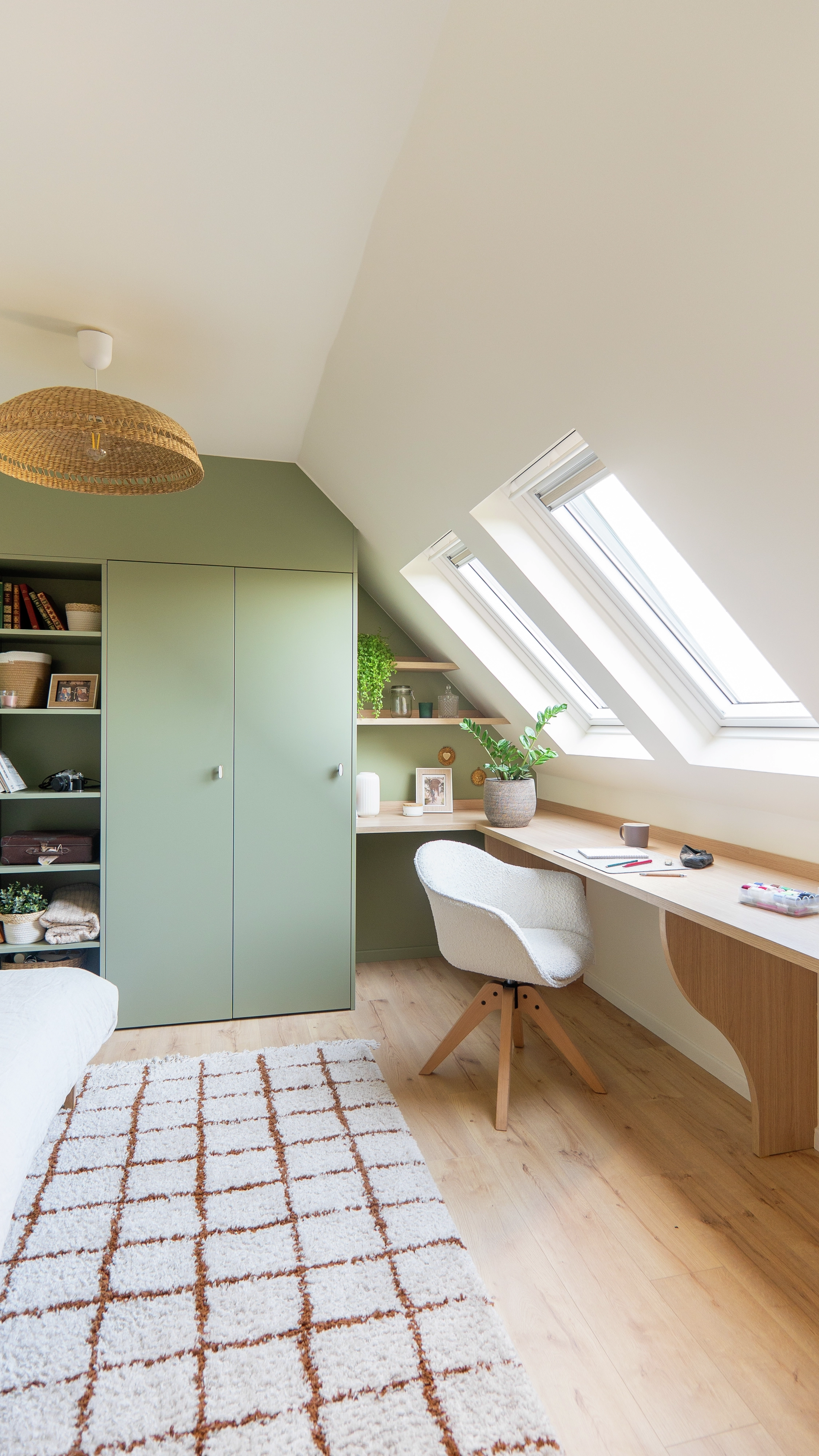 Chambre mansardée avec armoire sur mesure et bureau sous deux grandes fenêtres de toit
