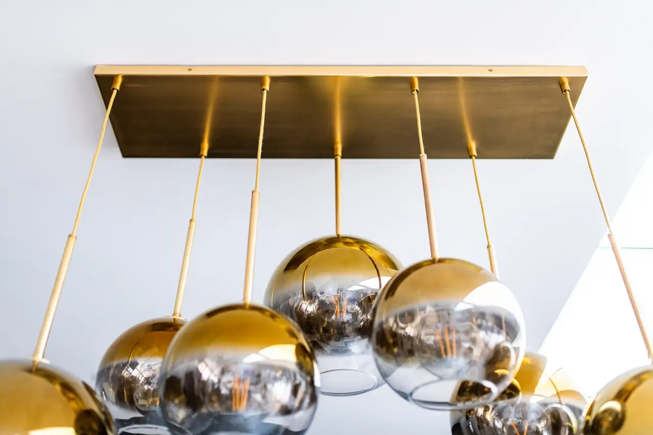 Kugellampe aus Glas und goldener Deckenaufhängung | VELUX Magazin