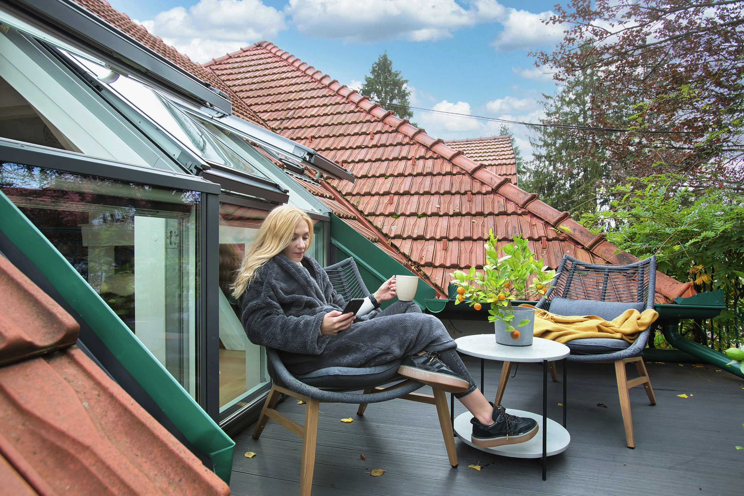 Strešná terasa Velux ponúka priestor na tichý relax takmer v korunách stromov.