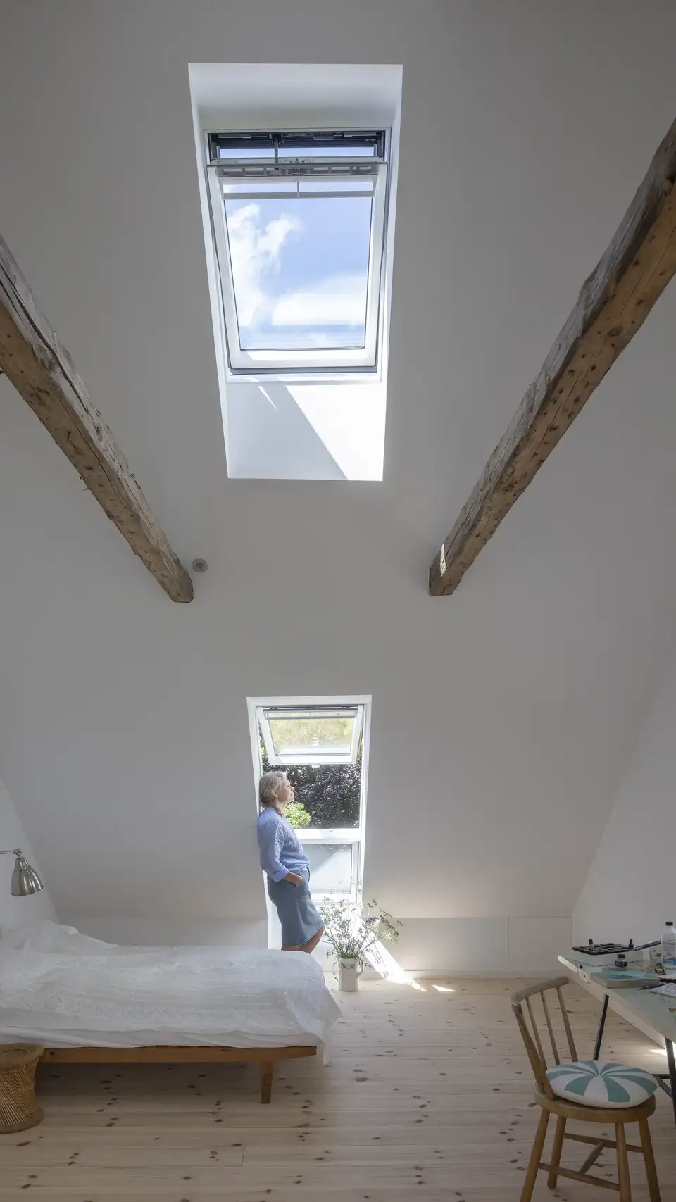 Grande camera in mansarda con due finestre per tetti VELUX ad altezze diverse che facilitano il ricambio d’aria grazie all’effetto camino