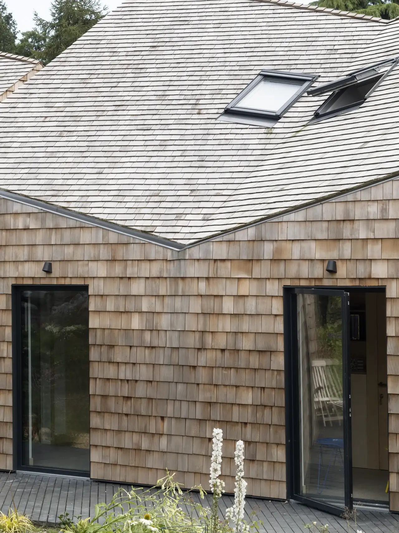 Les bardeaux de bois, un matériau de construction durable, ornent la façade d'une maison | Magazine VELUX