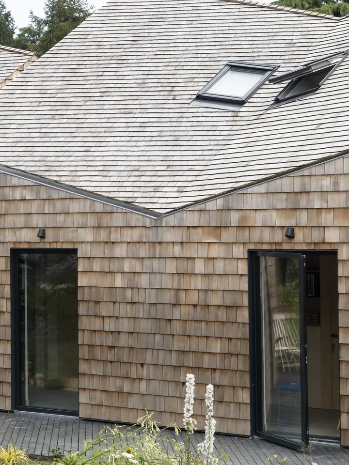 Holzschindeln zieren als nachhaltiger Baustoff eine Hausfassade | VELUX Magazin