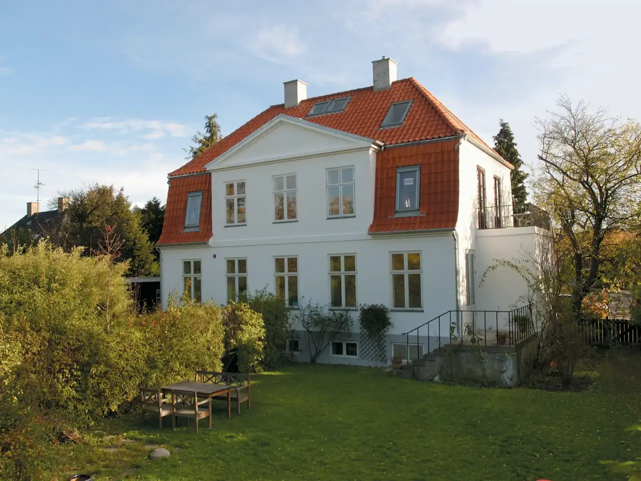 Eigenheim mit Mansarddach bauen: Konstruktion, Möglichkeiten & Kosten