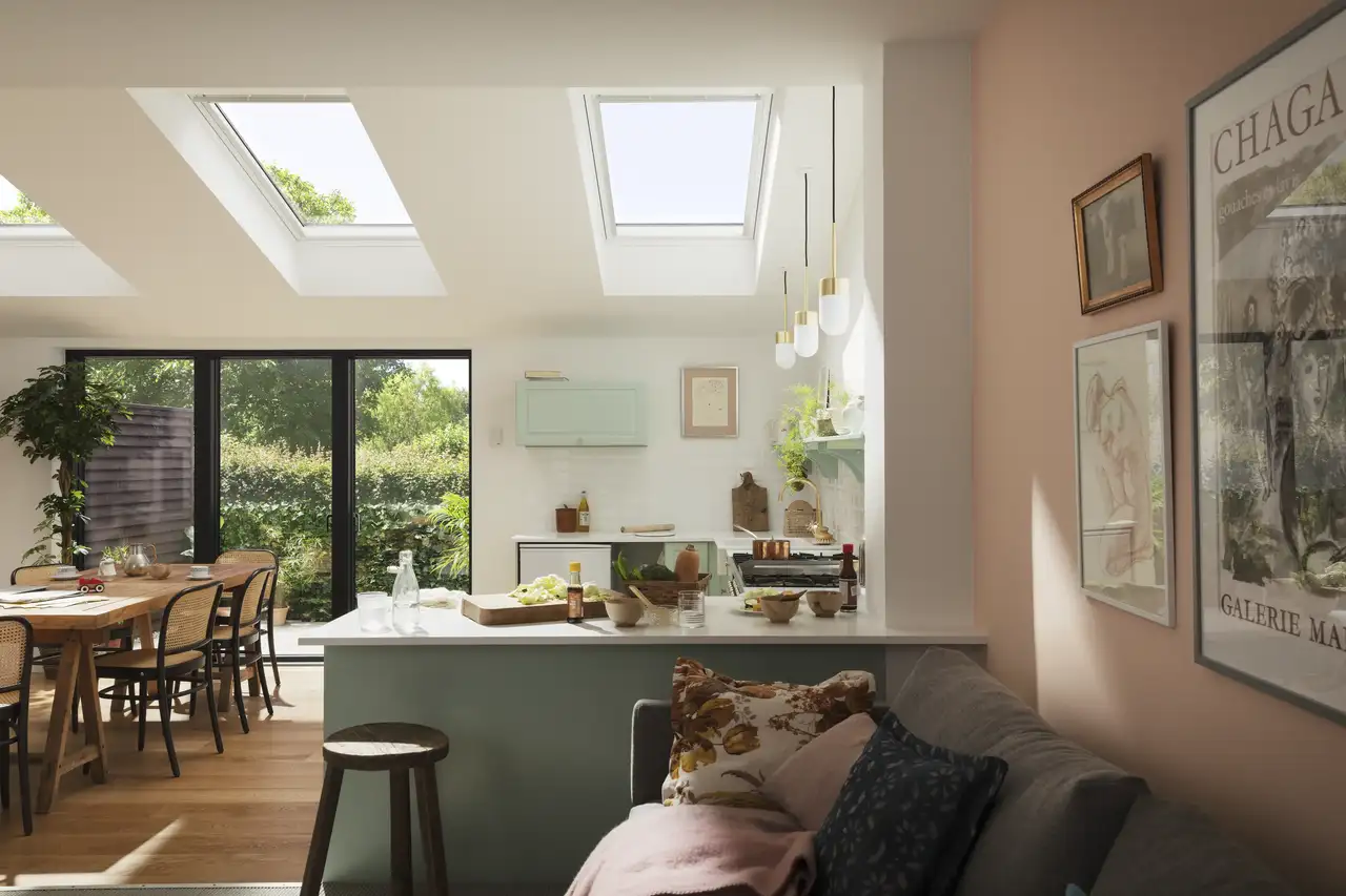 Dachfenster fluten modernen Koch- und Essbereich mit Tageslicht | VELUX Magazin