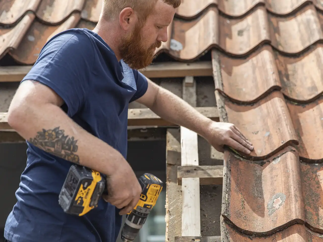 Dachdecker entfernt Dachziegel für Dachfenster-Einbau | VELUX Magazin