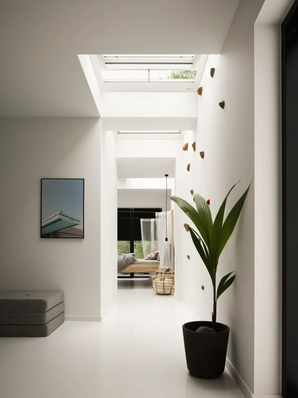 Moderno ingresso con finestre per tetti piani VELUX e luce naturale che illumina lo spazio.