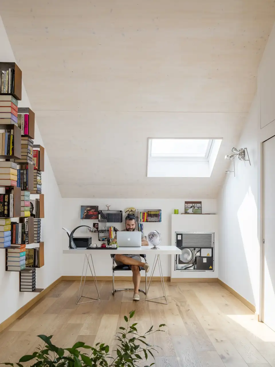 étagères verticales dans un bureau maison