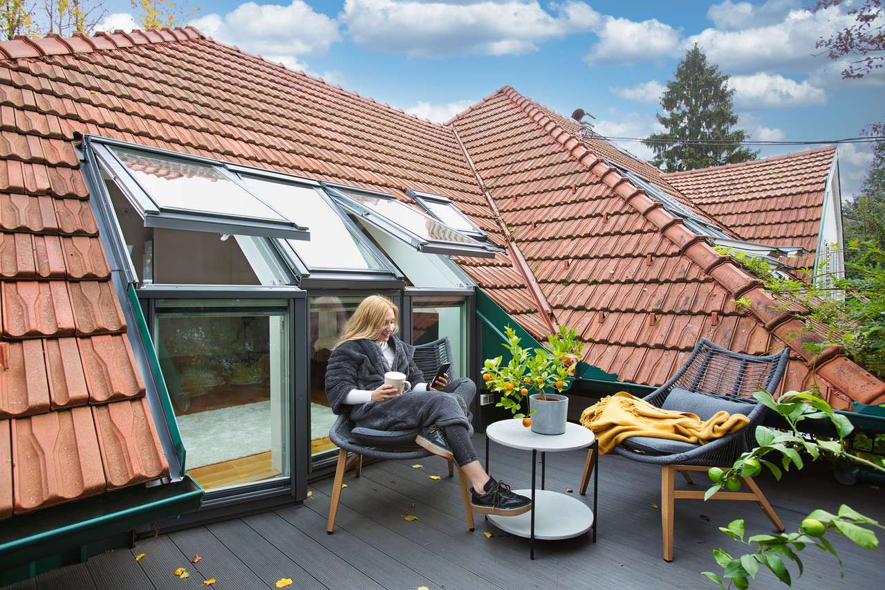 Frau entspannt auf ihrer VELUX Dachterrasse | VELUX Magazin