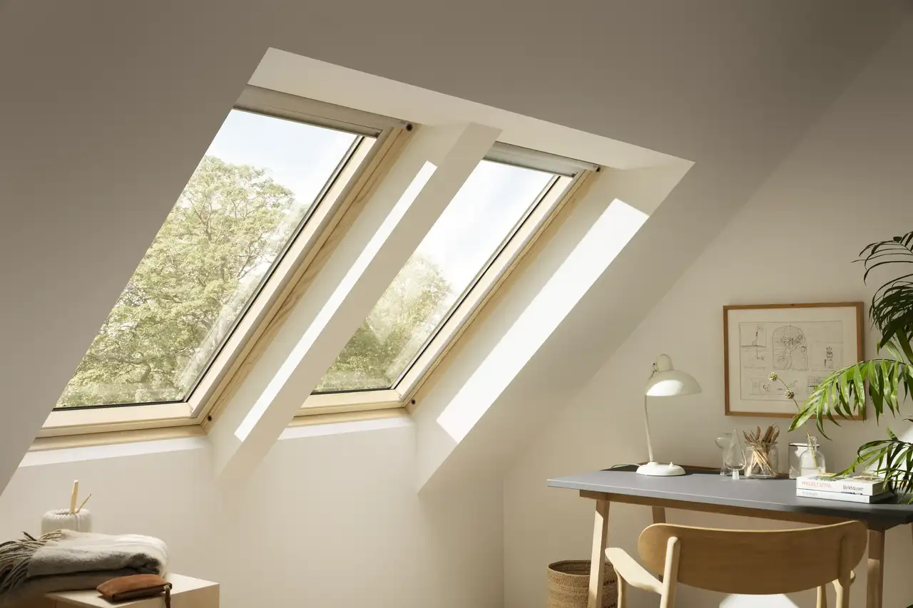 Strešné okná VELUX v domácej kancelárii.