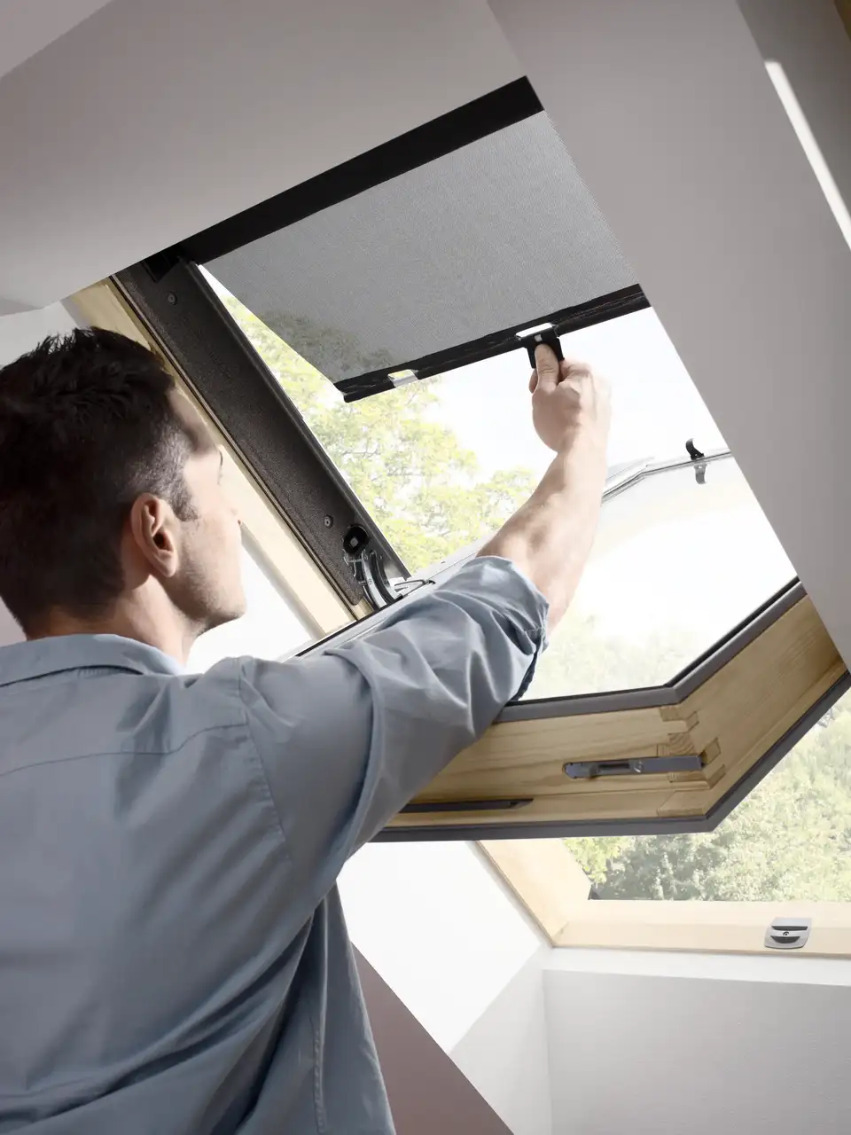 fenêtre de toit VELUX équipée de stores intérieurs