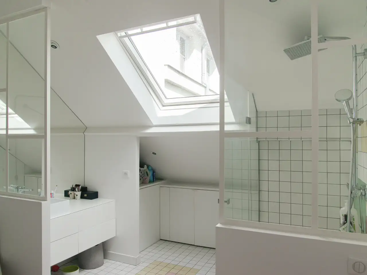 Bagno luminoso con faretti a soffitto e lucernario | Rivista VELUX